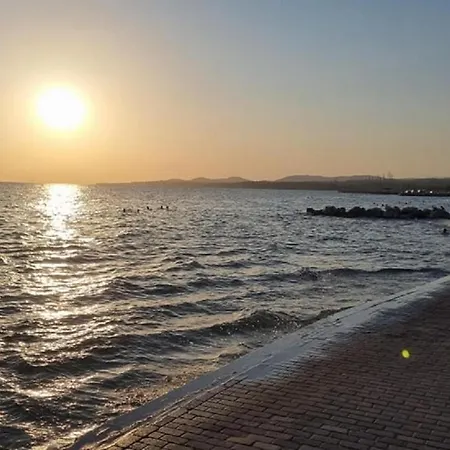 Apt - Sleeps 4 - Pets Ok - Parking - Balcony Apartman Ájosz Nikólaosz