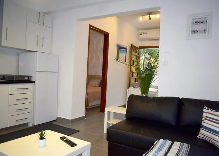 - Sleeps 4 - Pets Ok - Parking - Balcony