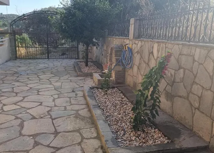 - Sleeps 4 - Pets Ok - Parking - Balcony Apartment