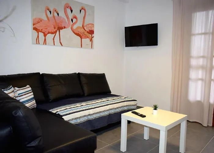 - Sleeps 4 - Pets Ok - Parking - Balcony