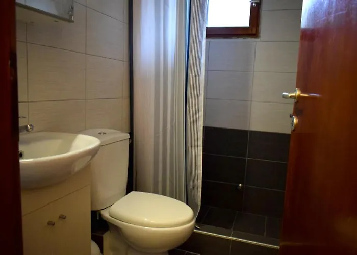 - Sleeps 4 - Pets Ok - Parking - Balcony Apartment *