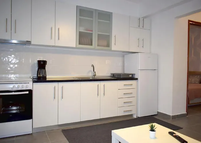 - Sleeps 4 - Pets Ok - Parking - Balcony *